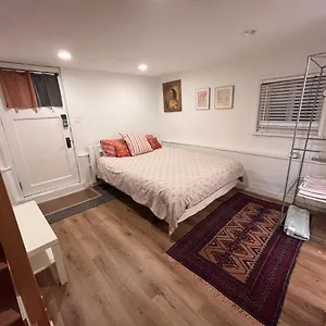 Neat, Compact, Private In A Lovely Neighbourhood Vancouver